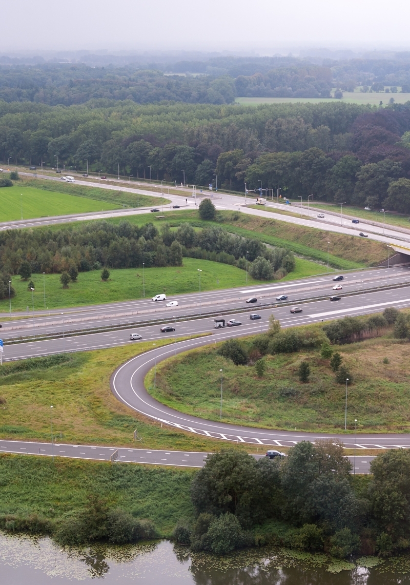 Knooppunt van twee snelwegen vanuit boven gezien