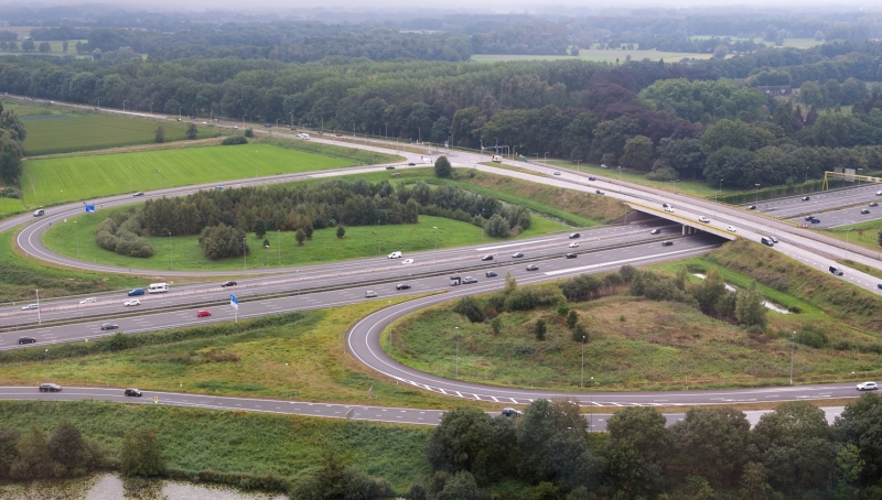 Knooppunt van twee snelwegen vanuit boven gezien