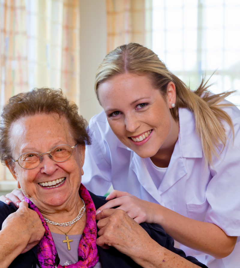 Foto met een vrolijke oudere dame en een verpleegster
