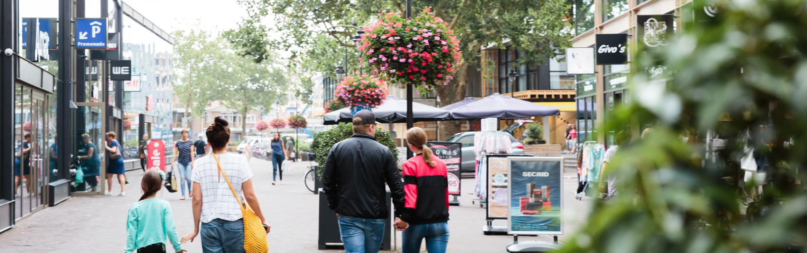 Foto van het centrum van Uden met winkelend publiek
