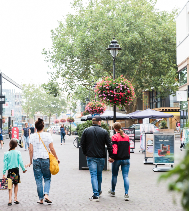 Foto van het centrum van Uden met winkelend publiek