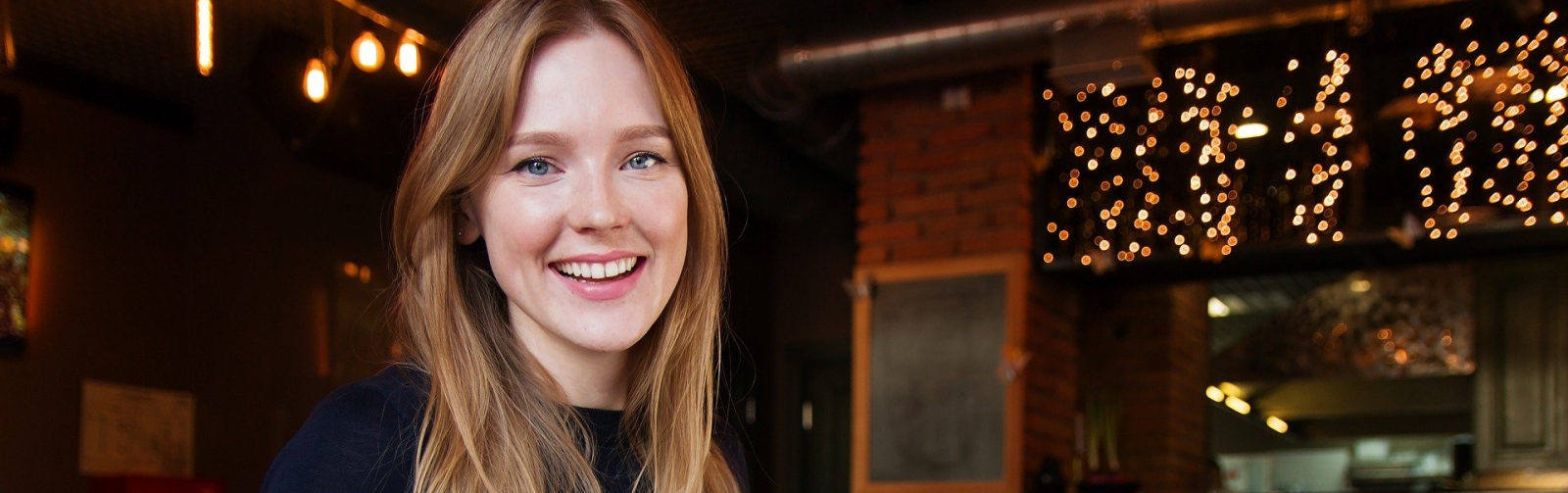 Foto van vrouwelijke startende ondernemer achter een laptop aan tafel