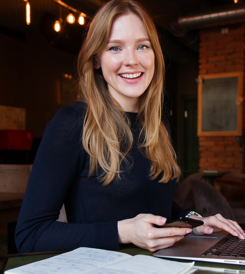 Foto van vrouwelijke startende ondernemer achter een laptop aan tafel