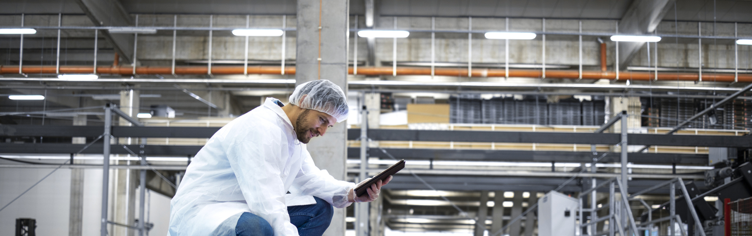 Foto van een medewerker in een fabriek waar appels worden verwerkt.