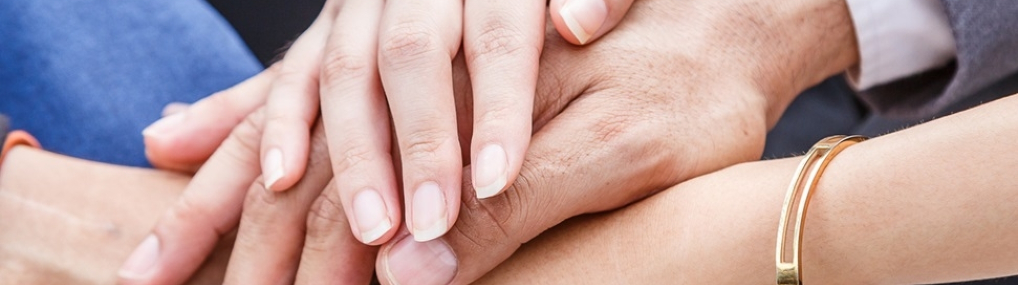 Handen die op elkaar zijn gestapeld