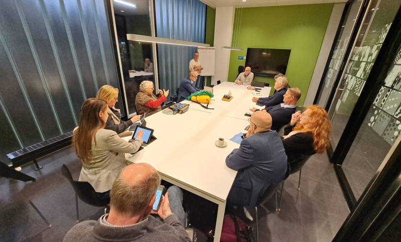 Raadsleden met elkaar in overleg in gemeentehuis Oss