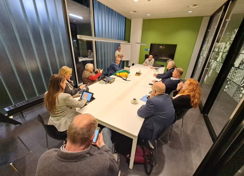 Raadsleden met elkaar in overleg in gemeentehuis Oss