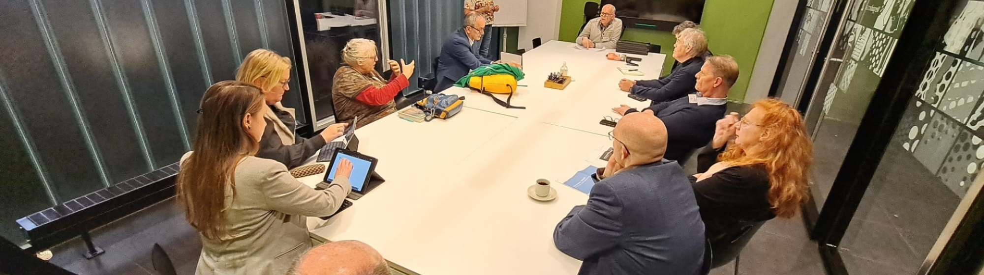 Raadsleden met elkaar in overleg in gemeentehuis Oss