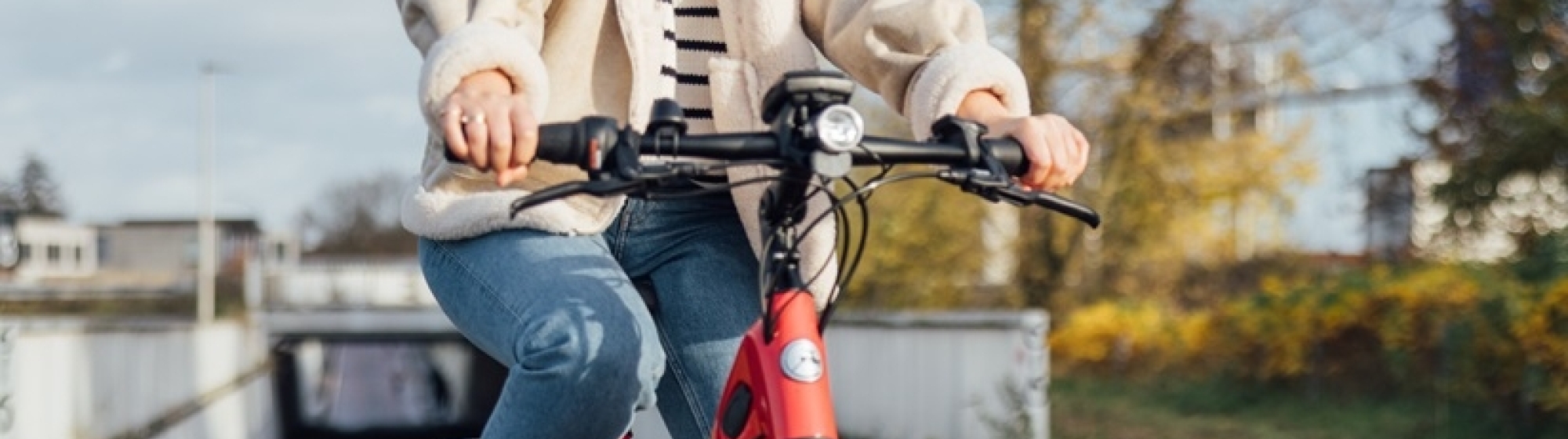 Dame op ene fiets, closeup van fietsstuur