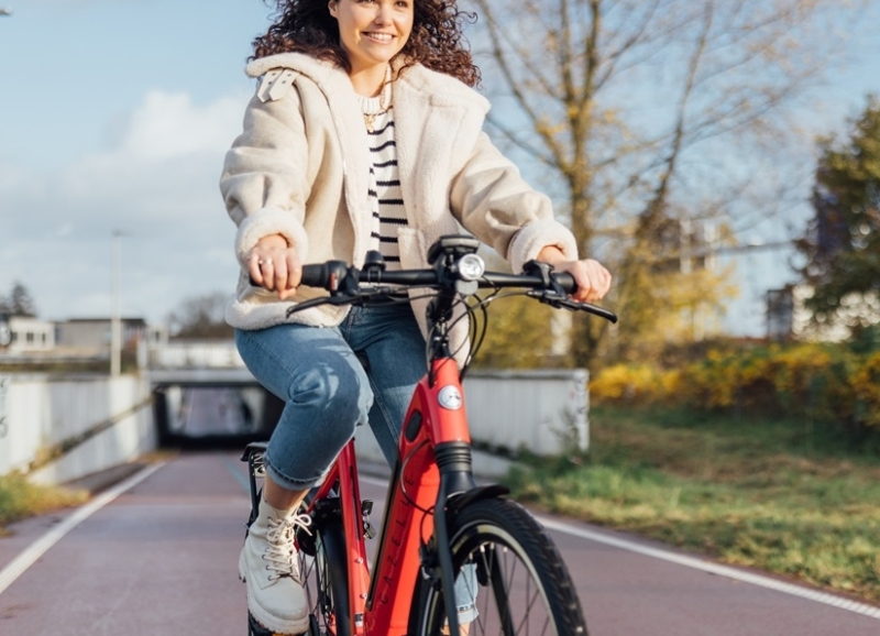 Dame op ene fiets, closeup van fietsstuur