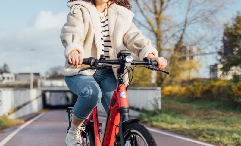 Dame op ene fiets, closeup van fietsstuur