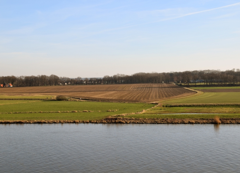 Landbouwgrond met water ervoor in de Peel