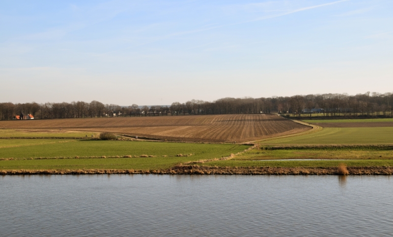 Landbouwgrond met water ervoor in de Peel