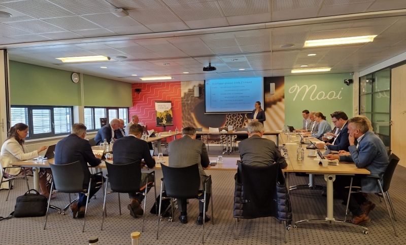 Bestuurders aan tafel in U vorm met elkaar in een overleg tijdens de Regio Dag