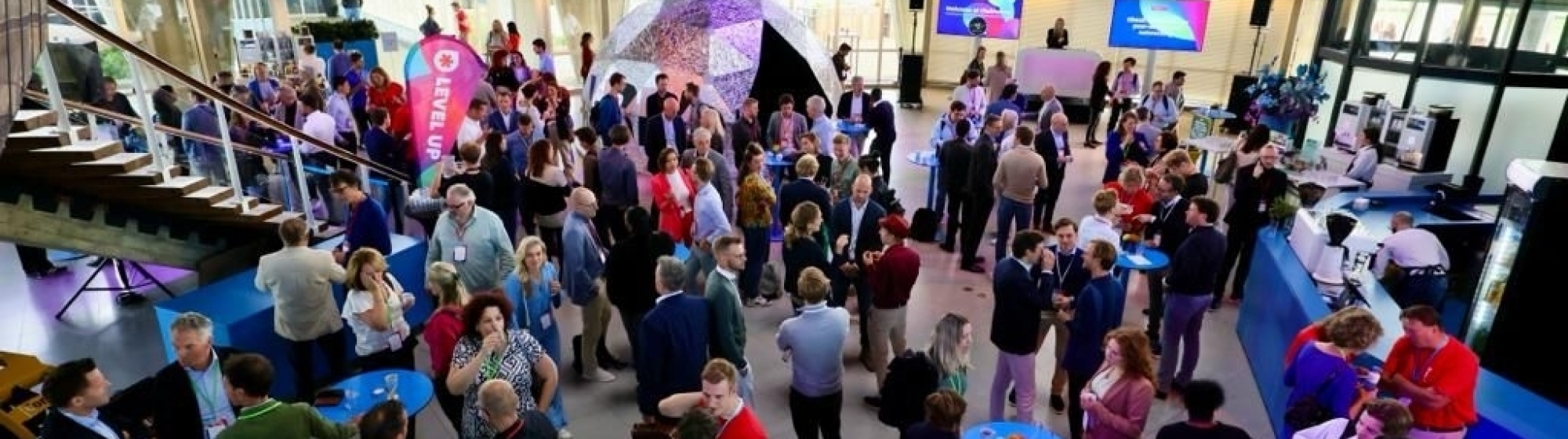 Tech sytartups bezoeken een startup bijeenkomst in het Evoluon