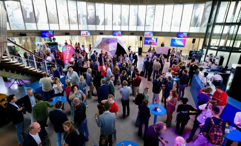 Tech sytartups bezoeken een startup bijeenkomst in het Evoluon