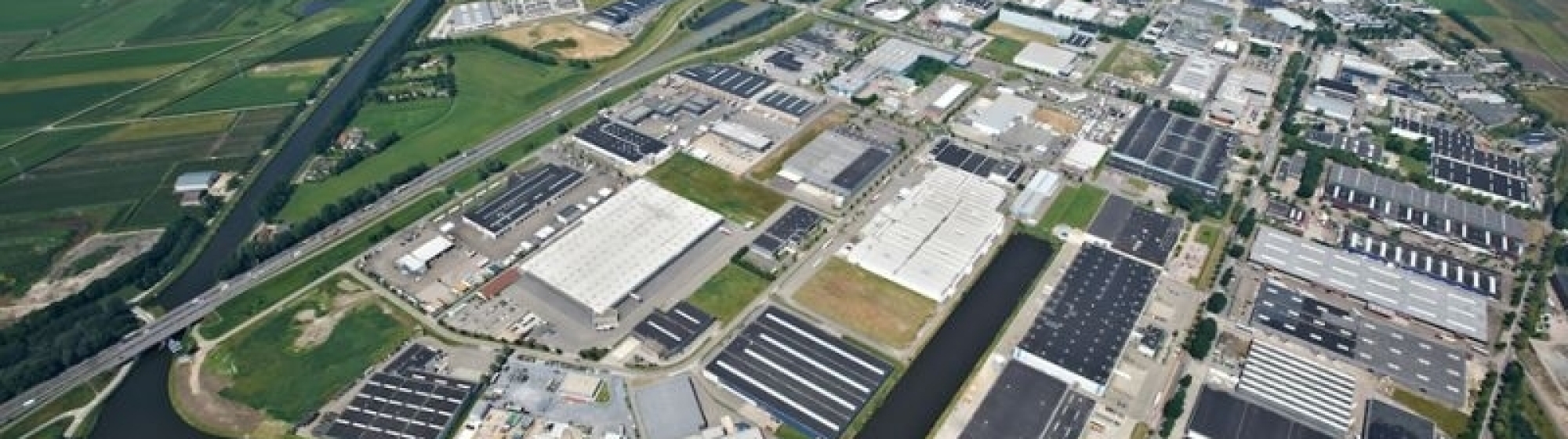 Luchtfoto van een bedrijventerrein in Brabant