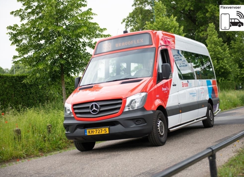 OV busje op een B-weg in landelijk gebied 