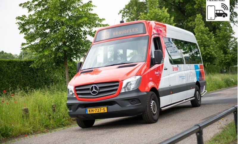 OV busje op een B-weg in landelijk gebied 