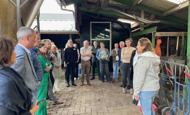 Deelnemers aan de kennissessie in een koeienstal van een biologische boerderij in Helvoirt