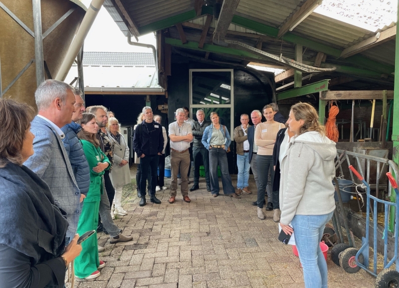 Deelnemers aan de kennissessie in een koeienstal van een biologische boerderij in Helvoirt