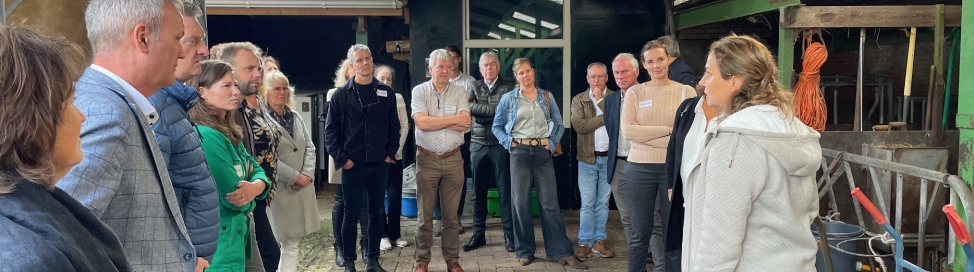 Deelnemers aan de kennissessie in een koeienstal van een biologische boerderij in Helvoirt