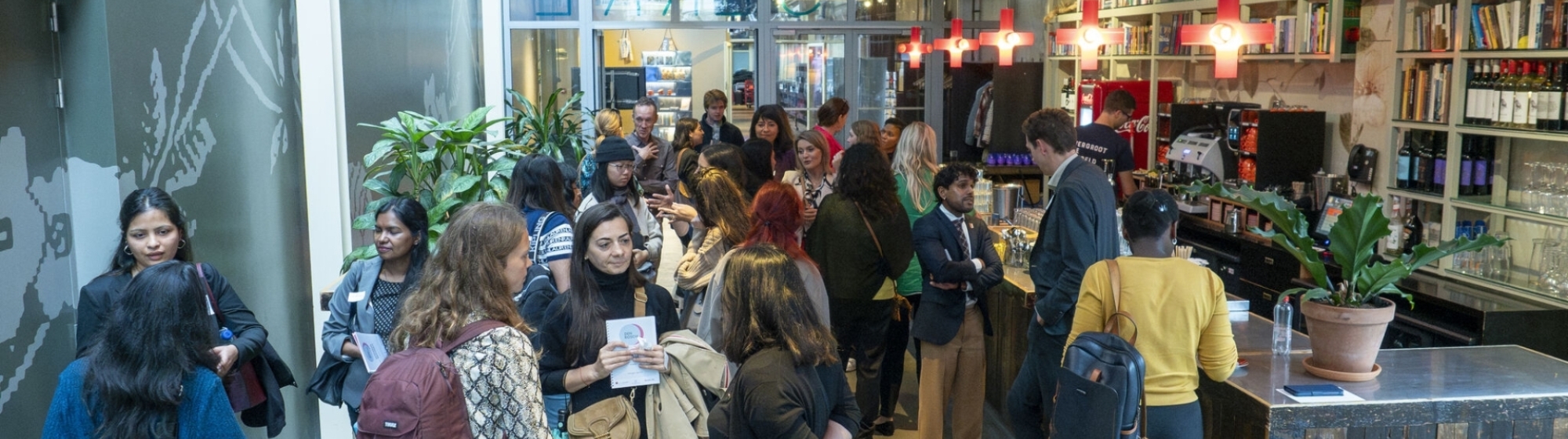 Groep deelnemers tijdens slotevent 'Women for women' 