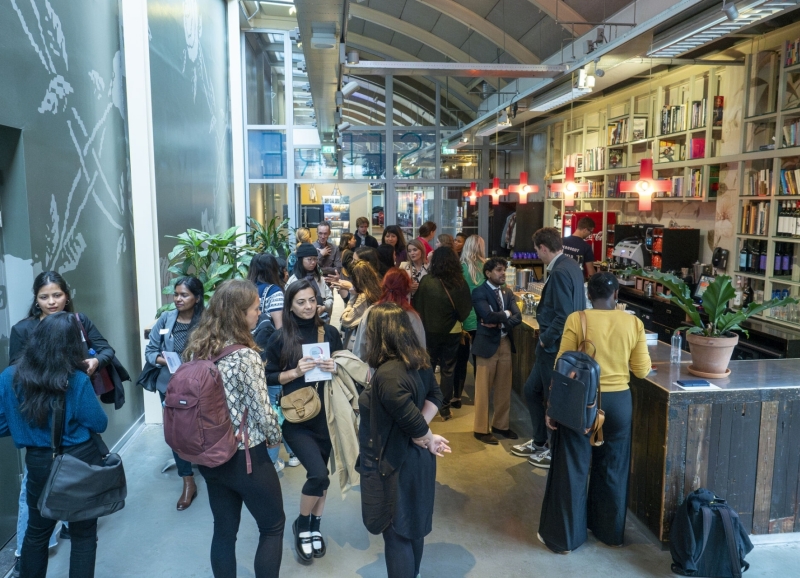 Groep deelnemers tijdens slotevent 'Women for women' 