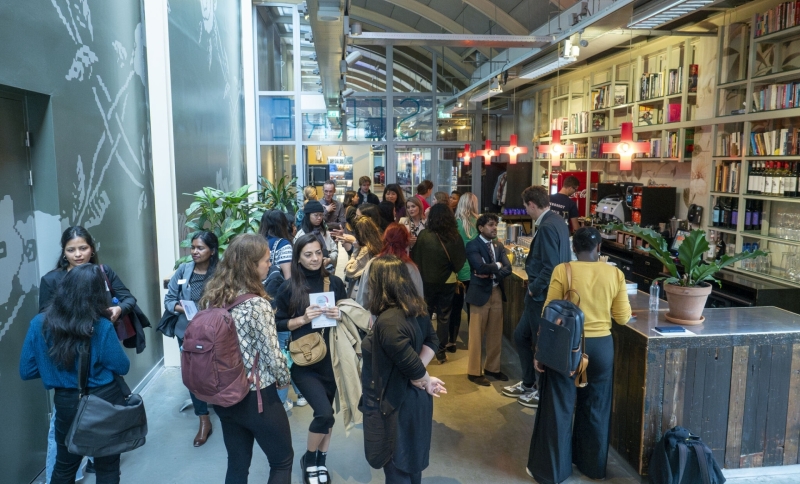 Groep deelnemers tijdens slotevent 'Women for women' 