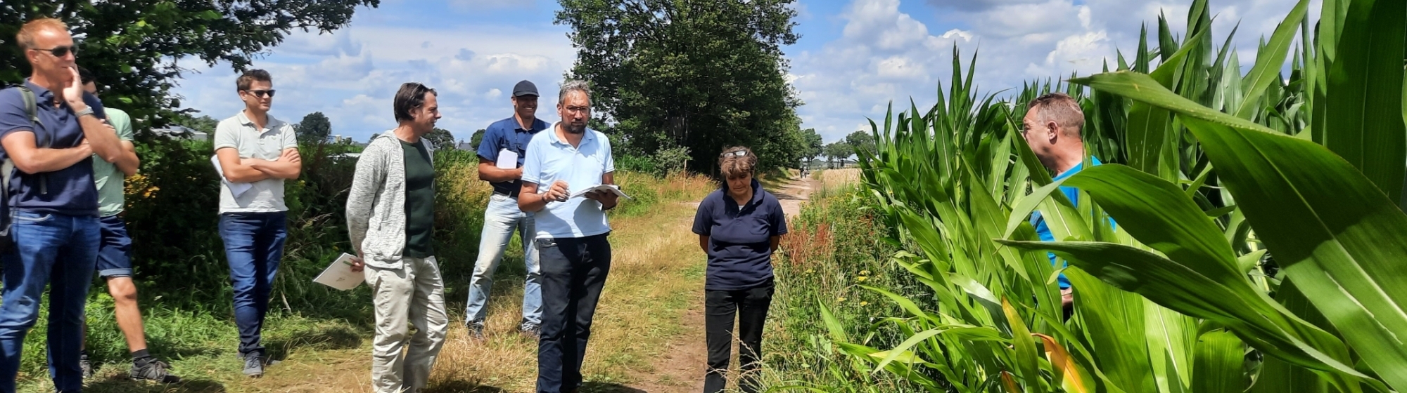 Groepje mannen bezoeken de proeflocatie van De AgroProeftuin in Zeeland (NB)