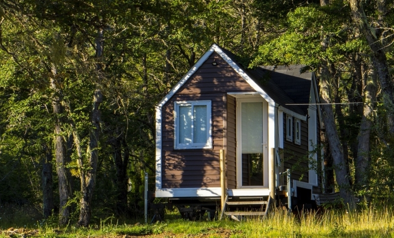 Houden tiny house in een bos