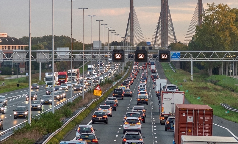 File met stilstaande auto's op de A2 richting Amsterdam
