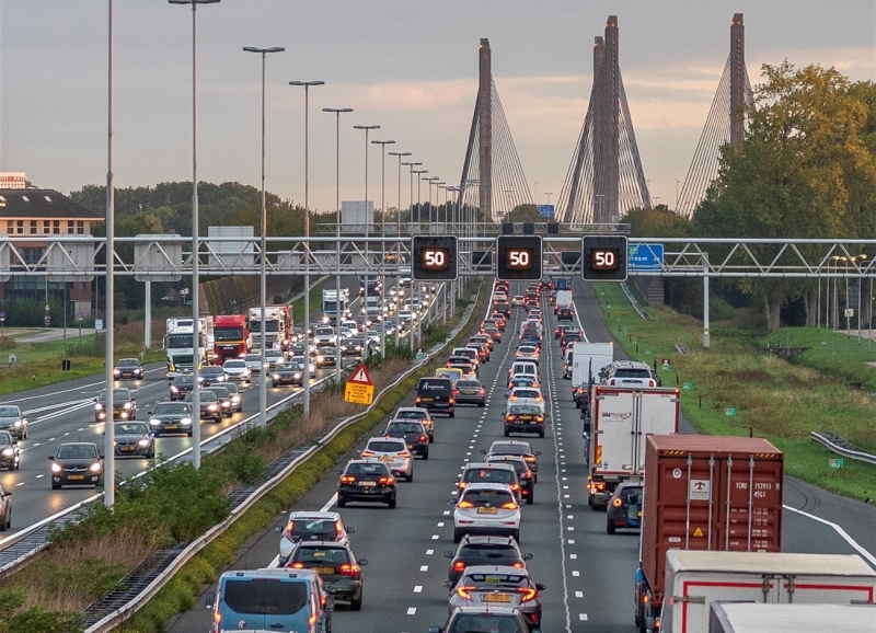 File met stilstaande auto's op de A2 richting Amsterdam