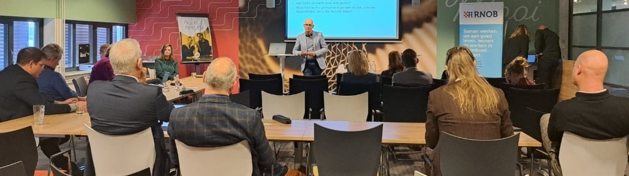 Wethouder Kees van Geffen presenteert de datagedreven tool aan Noordoost-Brabantse bestuurders tijdens de Regiodag