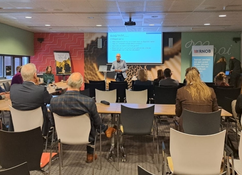 Wethouder Kees van Geffen presenteert de datagedreven tool aan Noordoost-Brabantse bestuurders tijdens de Regiodag