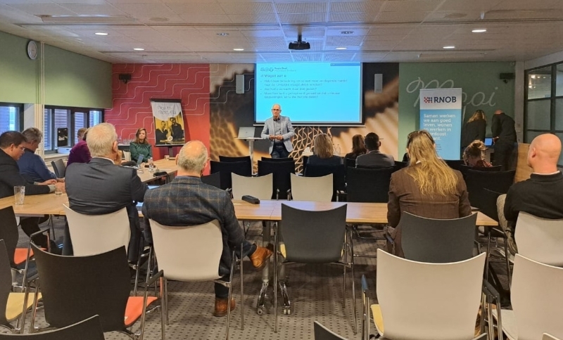 Wethouder Kees van Geffen presenteert de datagedreven tool aan Noordoost-Brabantse bestuurders tijdens de Regiodag
