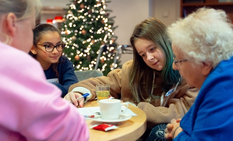 Basisschoolleerlingen praten met ouderen over gezonde voeding