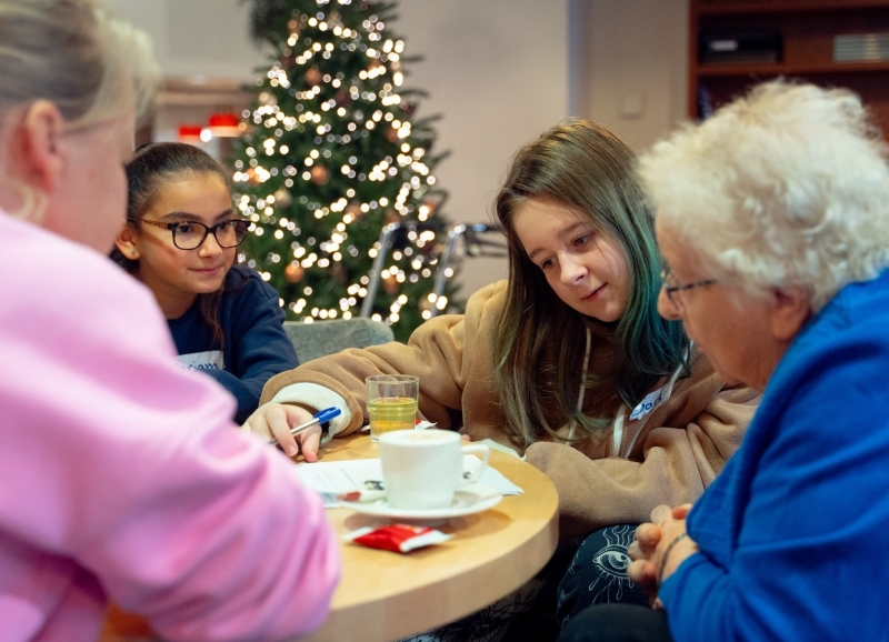 Basisschoolleerlingen praten met ouderen over gezonde voeding