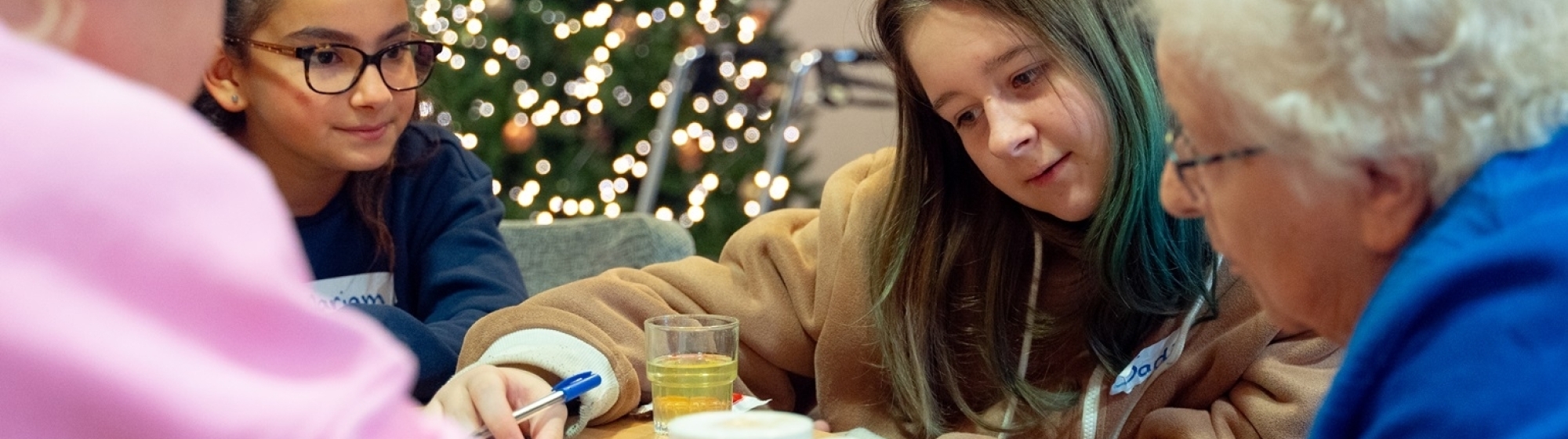 Basisschoolleerlingen praten met ouderen over gezonde voeding