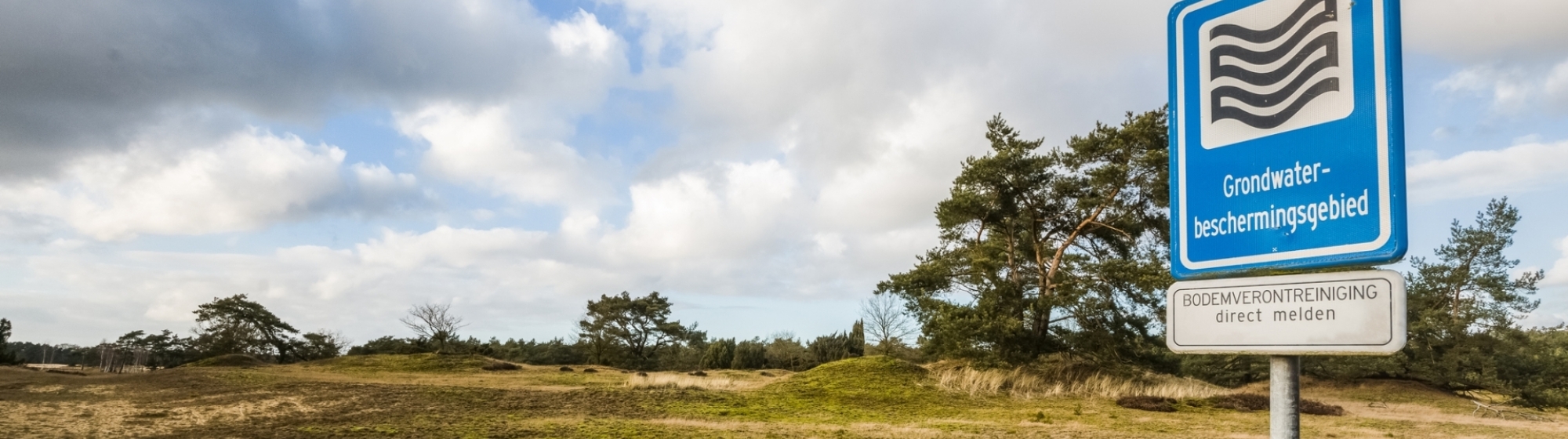 Waterwingebied in Noordoost-Brabant met aanduidingsbord op de voorgrond