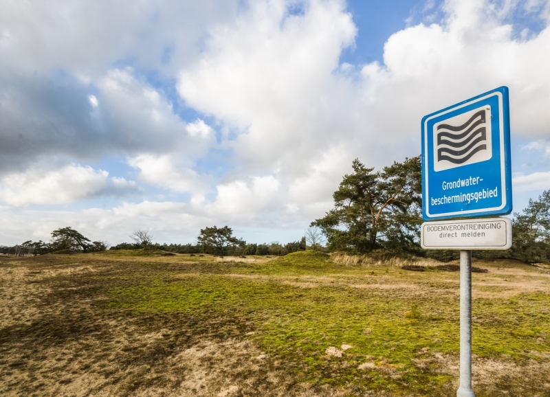 Waterwingebied in Noordoost-Brabant met aanduidingsbord op de voorgrond