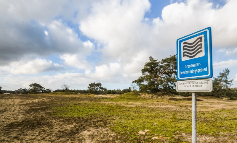 Waterwingebied in Noordoost-Brabant met aanduidingsbord op de voorgrond