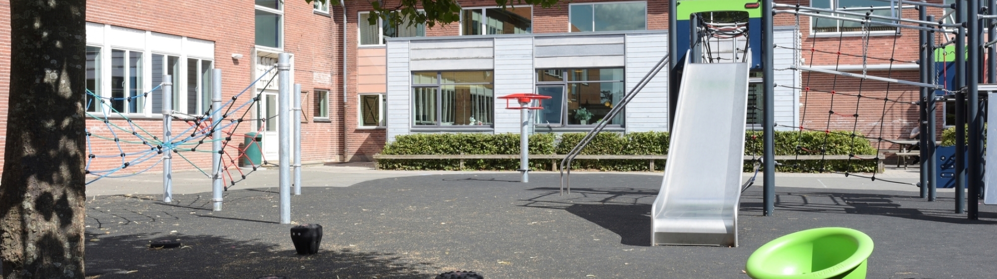 Schoolplein met glijbaan