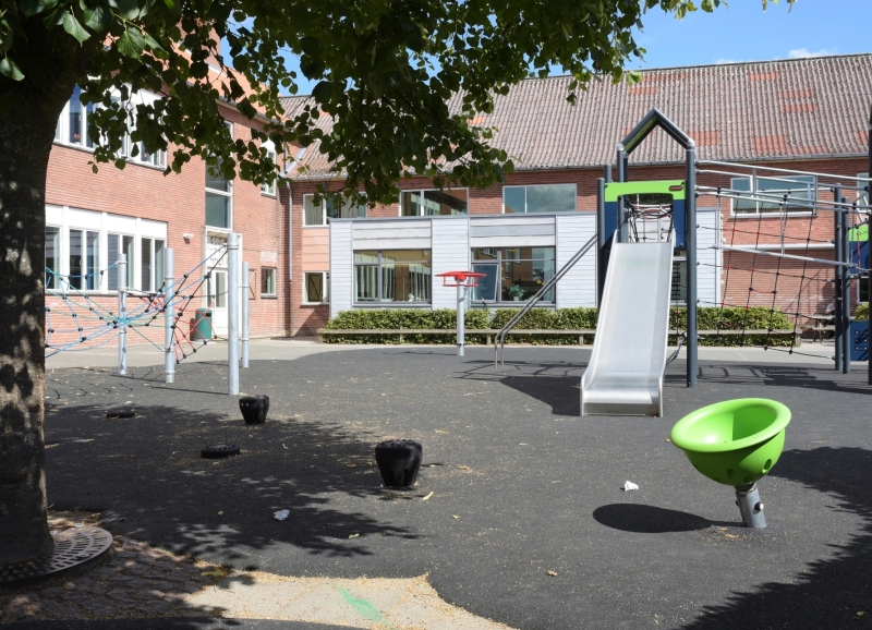 Schoolplein met glijbaan