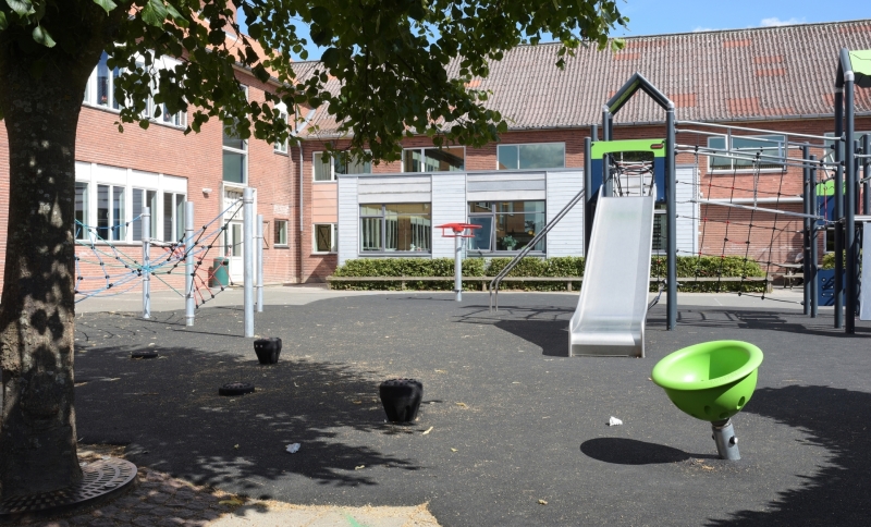 Schoolplein met glijbaan