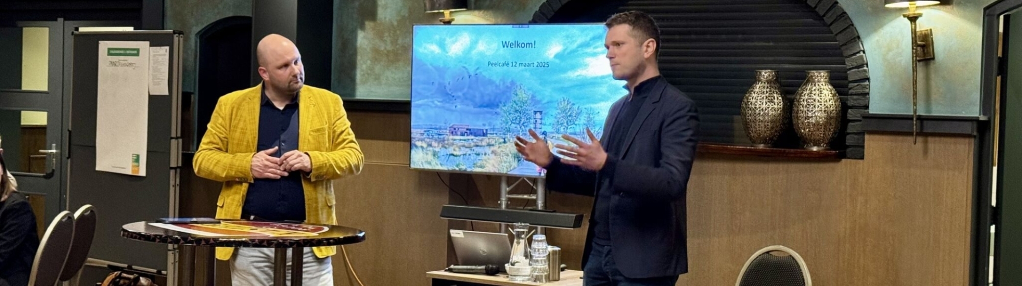 Twee sprekers van de Peelcafés met elkaar in gesprek