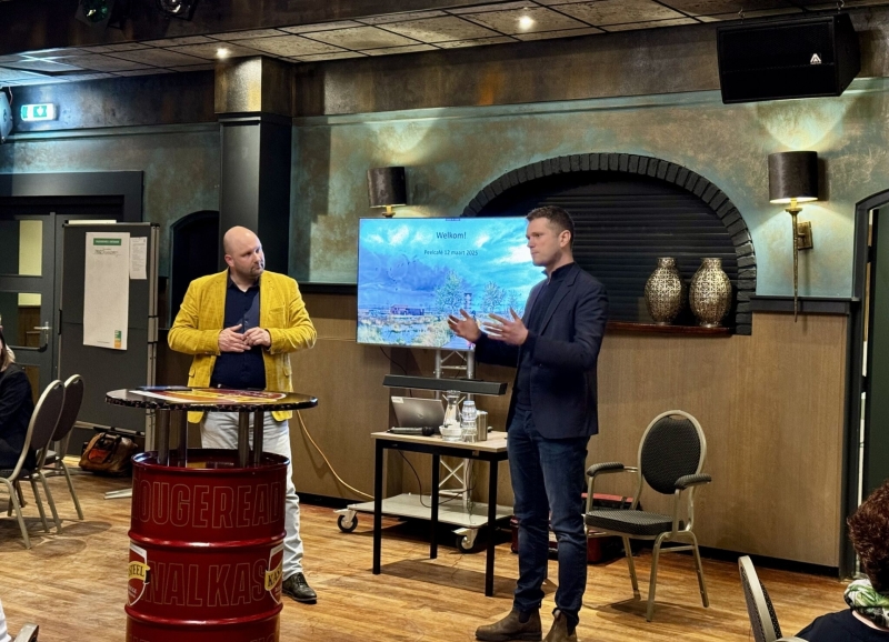 Twee sprekers van de Peelcafés met elkaar in gesprek