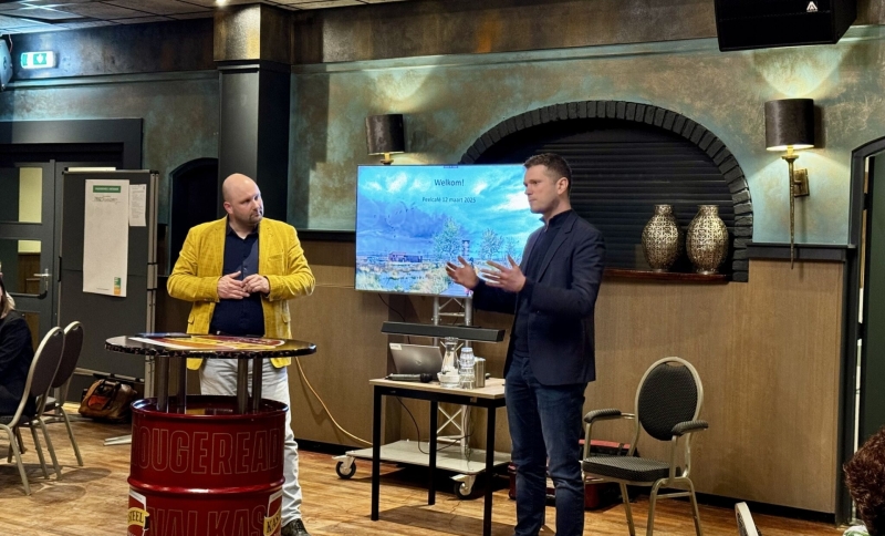 Twee sprekers van de Peelcafés met elkaar in gesprek