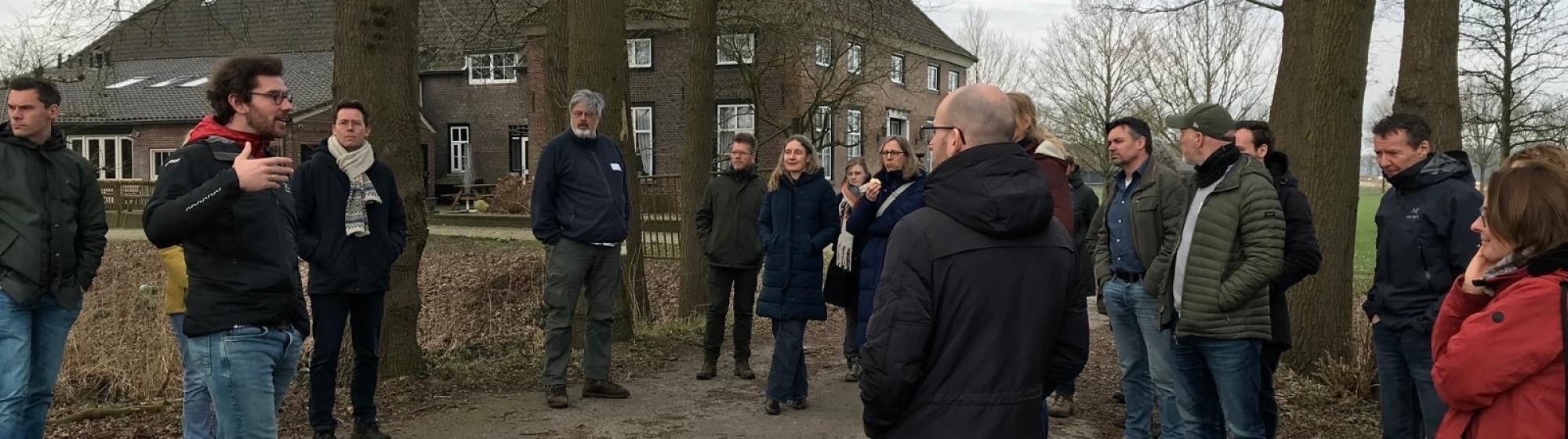 Deelnemers aan de werksessie bezoeken locatie in de regio