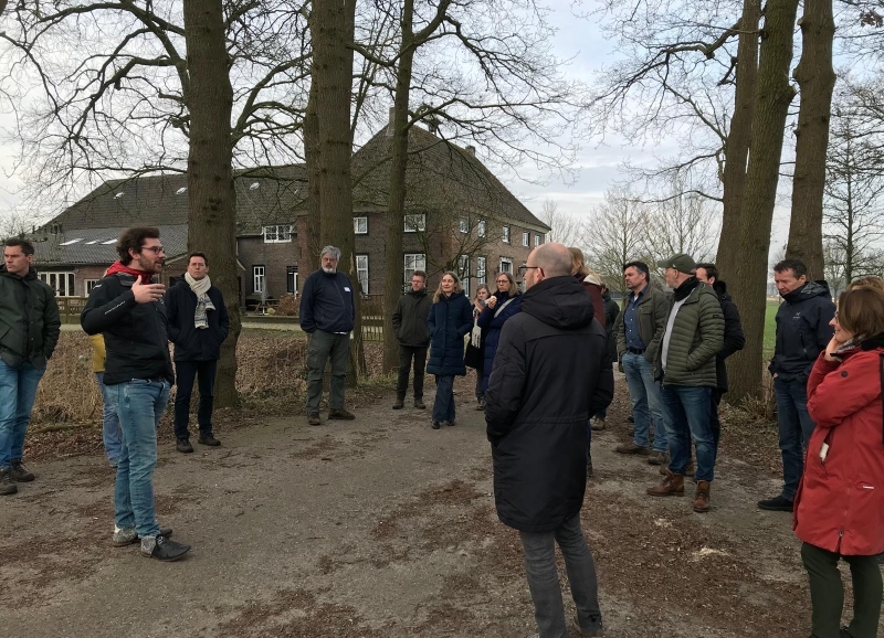 Deelnemers aan de werksessie bezoeken locatie in de regio